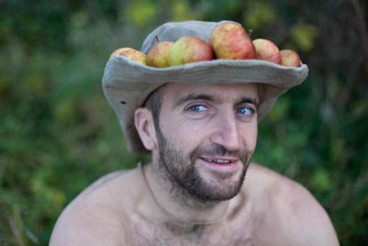 Mark Boyle mit Äpfeln